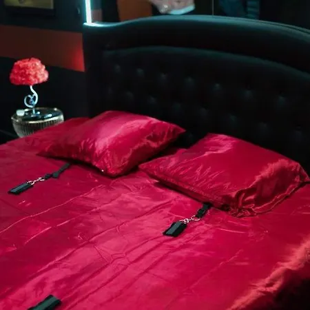 La Lovrette - Maisonnette Romantique Avec Balneo, Sauna Privatif Et Experiences Erotiques Daire