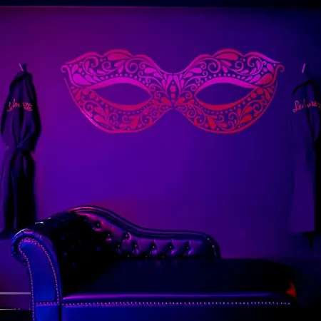 La Lovrette - Maisonnette Romantique Avec Balneo, Sauna Privatif Et Experiences Erotiques Saint-Andre-sur-Orne